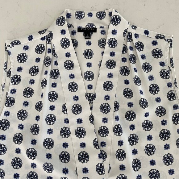 Talbots Sleeveless V Neck Easycare Medallion Print Top Blue + White Sz S - Picture 3 of 9
